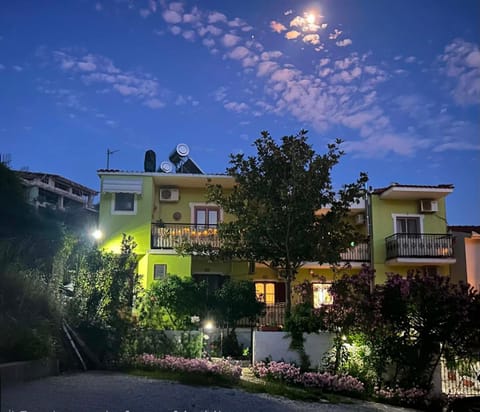 Property building, Night, Garden, Balcony/Terrace, Location, Parking