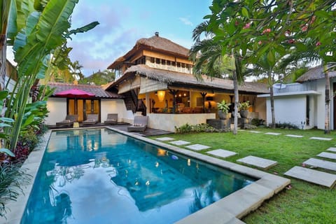 Property building, Day, Pool view, Swimming pool, Swimming pool
