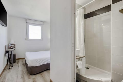 Bathroom, TV and multimedia, Bedroom
