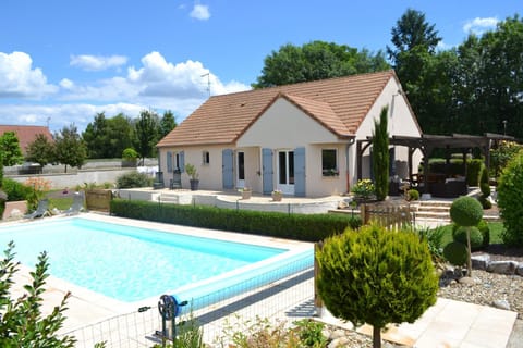 Spring, Garden, Swimming pool, sunbed