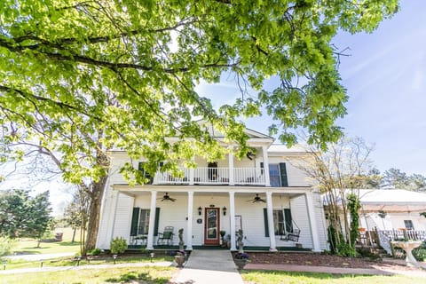 Property building, Patio, Facade/entrance