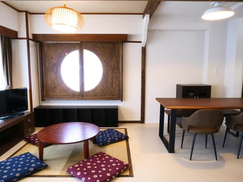 TV and multimedia, Seating area, Dining area