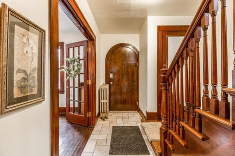 NEWHOST-Victorian Pintrest Style 15min to Downtown Apartment in Detroit