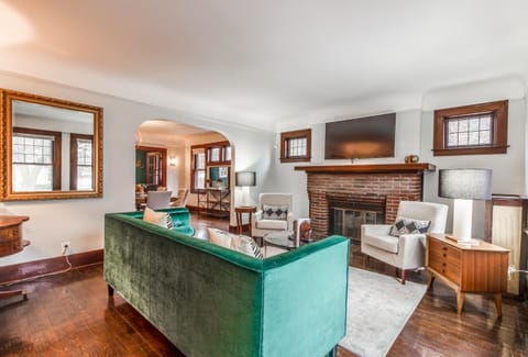 NEWHOST-Victorian Pintrest Style 15min to Downtown Apartment in Detroit
