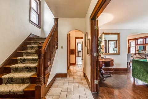 NEWHOST-Victorian Pintrest Style 15min to Downtown Apartment in Detroit