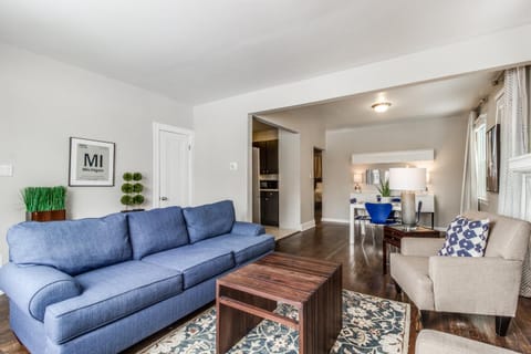 Cute and Quiet Sleeps 10~15mins Downtown Detroit Apartment in Detroit