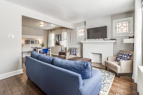 Cute and Quiet Sleeps 10~15mins Downtown Detroit Apartment in Detroit