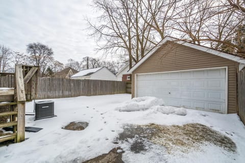 "Elizabeth Lake House" ~Sleeps 7~ Pontiac/GM Exec Apartment in Auburn Hills