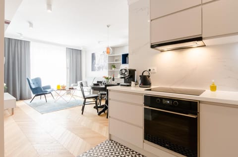 Coffee/tea facilities, Kitchen or kitchenette, stove