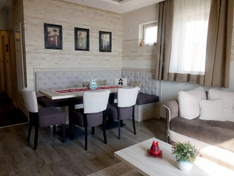 TV and multimedia, Living room, Seating area, Dining area