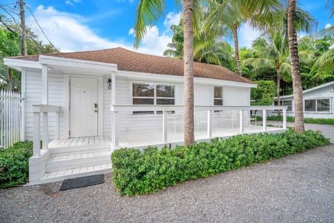 Grove Bay Bungalow - 2/2 Gated Cottage-Walk to Bay House in Coconut Grove