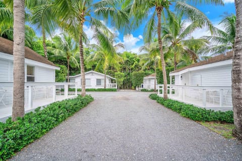 Grove Bay Bungalow - 2/2 Gated Cottage-Walk to Bay House in Coconut Grove