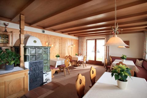 Restaurant/places to eat, Seating area, Dining area, Breakfast