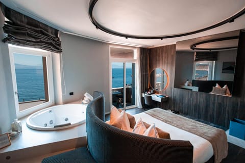 Hot Tub, Spa and wellness centre/facilities, Photo of the whole room, Decorative detail, Bedroom, City view, Sea view