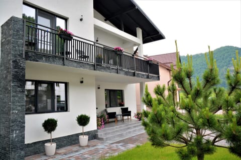 Patio, Facade/entrance
