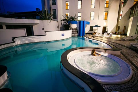 Hot Tub, Balcony/Terrace, Swimming pool, sunbed