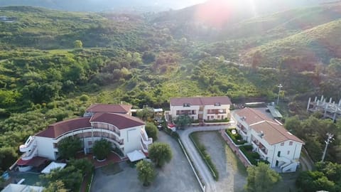 Bird's eye view, Text overlay