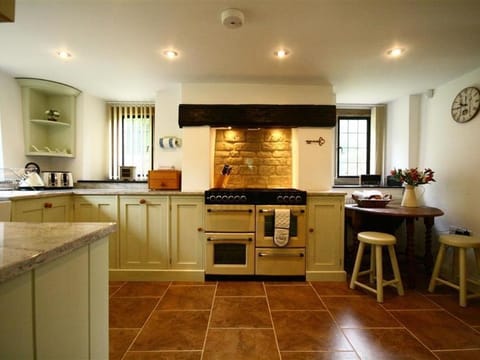 Tumbledown House in Broadway