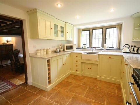 Tumbledown House in Broadway