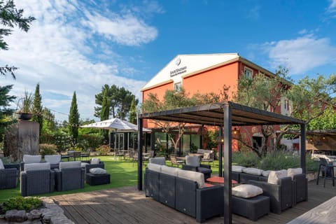 Property building, Garden, Balcony/Terrace