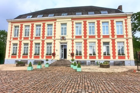 Property building, Facade/entrance, Day