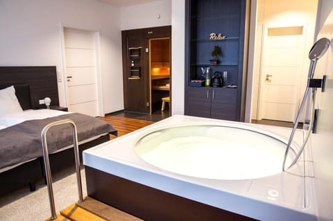 Shower, Hot Tub, Coffee/tea facilities