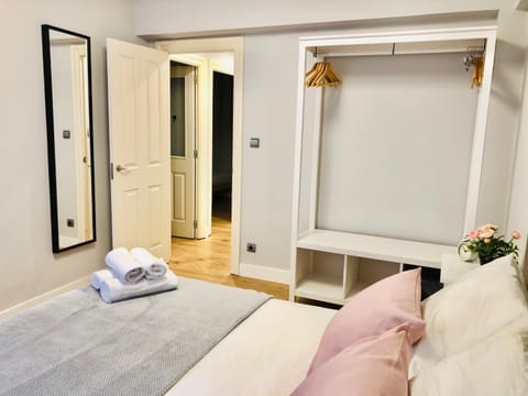 Bed, Photo of the whole room, towels