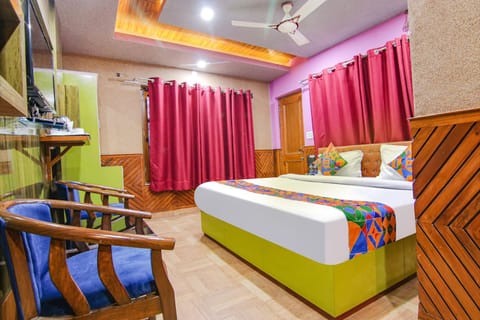 Communal lounge/ TV room, TV and multimedia, Living room, Photo of the whole room, Seating area, Bedroom