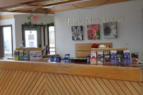 Hawk's Nest Lodge Motel in Osage Beach