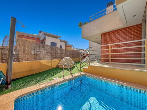 Property building, Patio, Day, Pool view, Swimming pool, Swimming pool, sunbed
