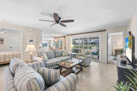 Inviting waterfront home with western exposure House in Marco Island