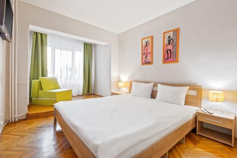 Bed, TV and multimedia, Photo of the whole room, Bedroom