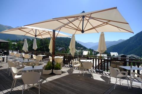 Restaurant/places to eat, Natural landscape, Mountain view, Breakfast