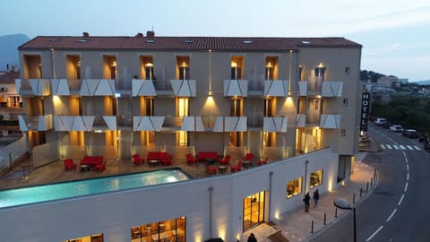 Property building, Nearby landmark, Neighbourhood, Swimming pool, Swimming pool, Sunset