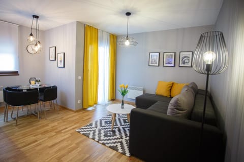 Bed, TV and multimedia, Living room, Seating area, Dining area, young children, Family