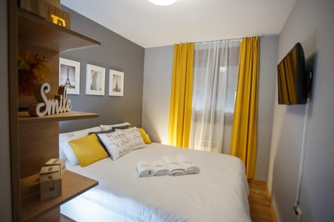 Bed, TV and multimedia, Bedroom, Family