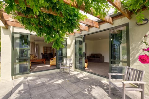 Property building, Patio, Day, Garden, Balcony/Terrace, Living room, Seating area, Garden view