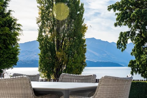 Day, Natural landscape, Living room, Seating area, Dining area, Lake view, Mountain view