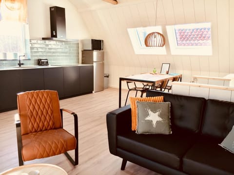 Kitchen or kitchenette, Living room, Seating area, Dining area