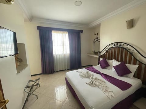 Bed, TV and multimedia, Photo of the whole room, towels
