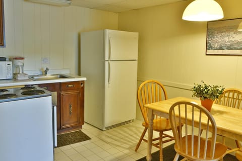 Kitchen or kitchenette, Dining area, minibar