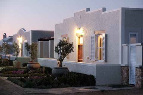 Property building, Neighbourhood, Garden, Garden view, Street view