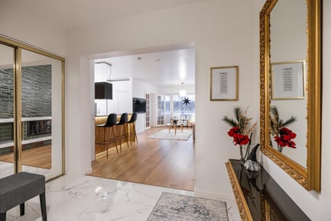 TV and multimedia, Living room, Decorative detail, Seating area
