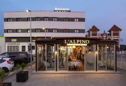Property building, Restaurant/places to eat, Street view, Parking