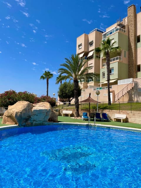 Property building, Garden, Swimming pool, Swimming pool, sunbed