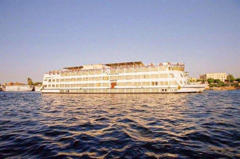 Property building, Nearby landmark, Neighbourhood, Natural landscape, Beach, River view