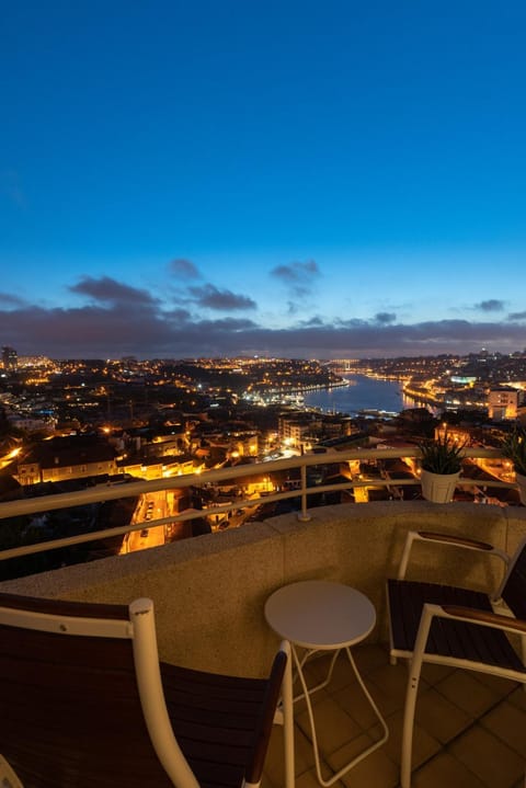 Balcony/Terrace, City view, River view