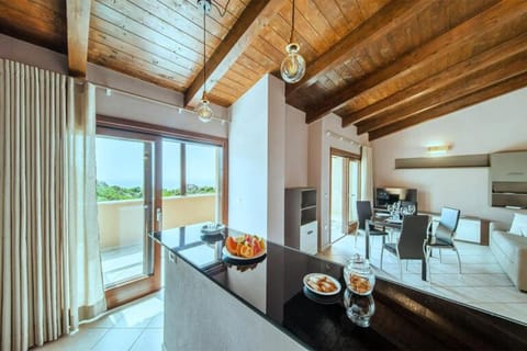 Living room, Food and drinks, Seating area, Dining area