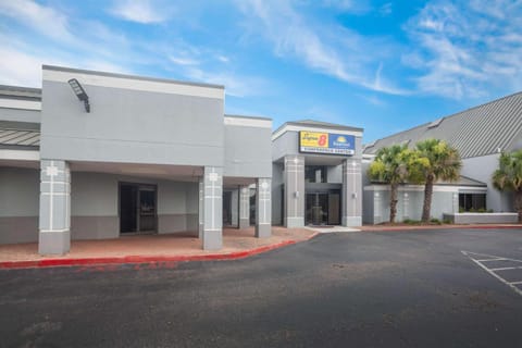 Property building, Day, On site, Time of day