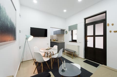 TV and multimedia, Kitchen or kitchenette, Living room, Decorative detail, Seating area, Dining area, Inner courtyard view